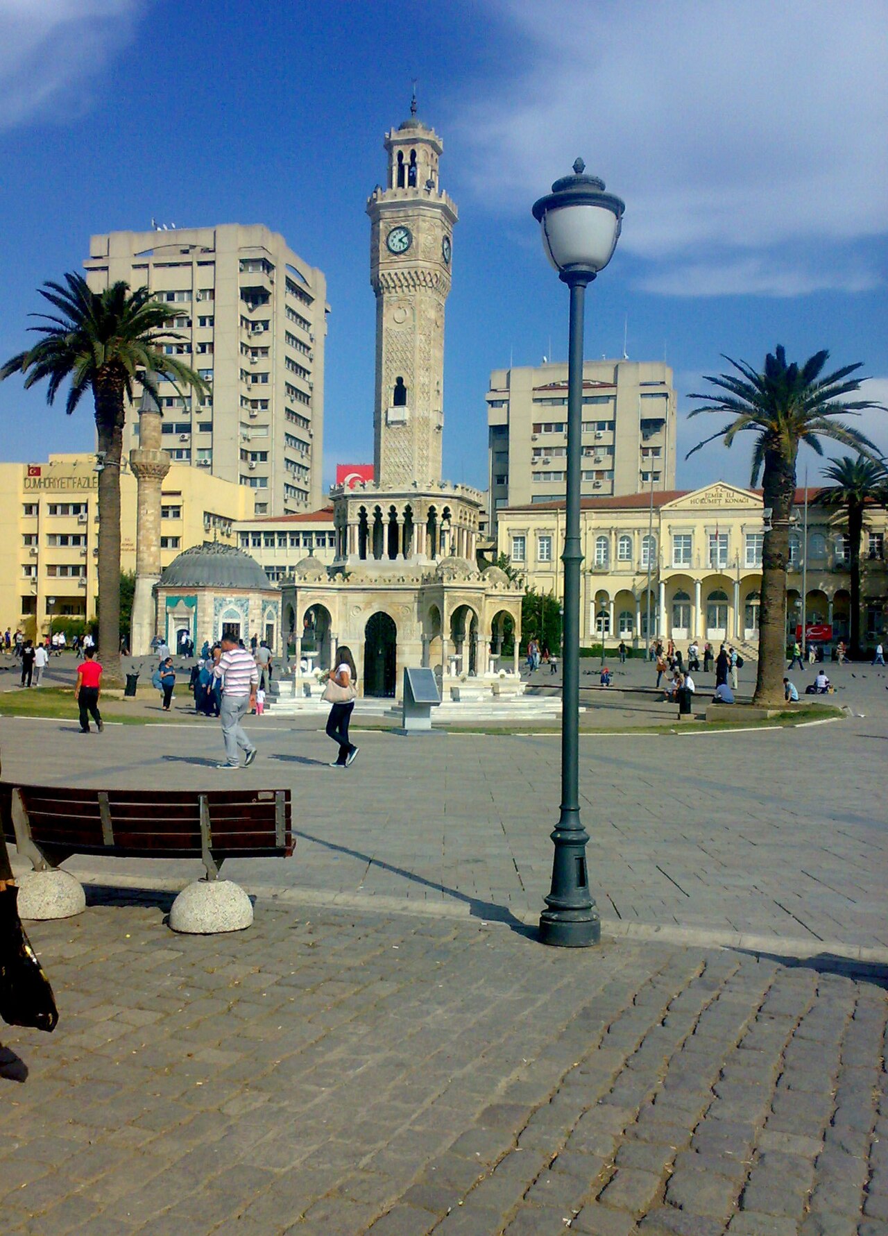 Plaza Konak y Torre del Reloj